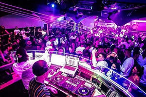 Bà bầu tuổi teen 'quẩy' xuyên đêm rồi sinh con ngay trên sàn nhảy