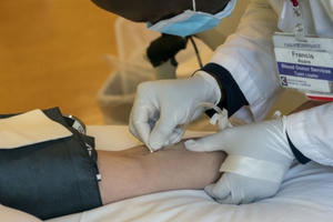 Máu của bệnh nhân COVID-19 trở thành hàng ‘nóng’ trên thị trường