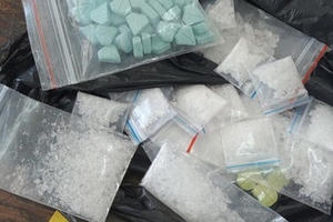 Bắc Giang: Bắt quả tang 2 đối tượng mang súng đi bán ma túy