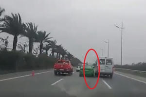 [Clip]: Kinh hoàng cảnh xe taxi với xe khách chèn ép nhau trên đường