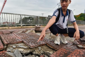 Hà Nội: Mặt cầu Tứ Hiệp sụt lún bất thường, người dân đi bộ cũng e dè Hà Nội: Mặt cầu Tứ Hiệp sụt lún bất thường, người dân đi bộ cũng e dè