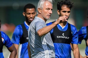 HLV UAE đối diện với nguy cơ sa thải nếu thua tuyển Việt Nam