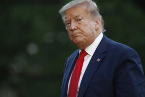 Facebook của ông Trump vẫn bị khóa