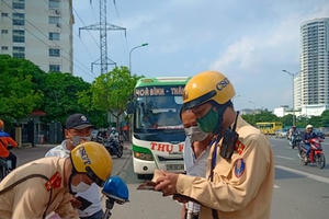 Xử lý nghiêm xe chở quá số người, tăng giá vé trong dịp Tết