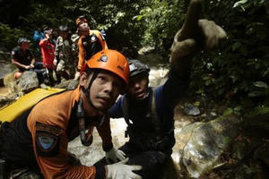 Thái Lan: Thả nhu yếu phẩm vào hang động, mong cứu sống đội bóng mất tích