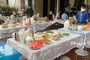 Dịch Covid-19 phức tạp: Gia chủ vẫn làm cơm mời cỗ tại xã Hồng Hà, huyện Đan Phượng Dịch Covid-19 phức tạp: Gia chủ vẫn làm cơm mời cỗ tại xã Hồng Hà, huyện Đan Phượng