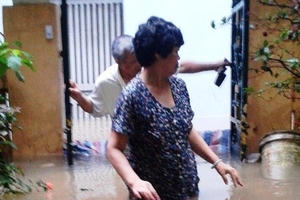 Hà Nội: Đường phố "biến" thành sông, người dân lội "bì bõm" trong nước