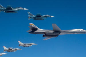 Oanh tạc cơ Mỹ tập trận gần nơi nghi ông Kim Jong-un nghỉ ngơi sau phẫu thuật