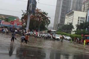 Mưa lớn gây ngập sâu, cuộc sống của người dân Thủ đô bị đảo lộn