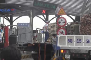 Đồng Nai: Xe tải tông sập trạm thu phí, quốc lộ 1 tê liệt nhiều giờ