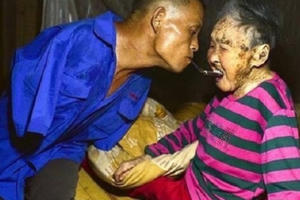 Dân mạng ứa nước mắt với chùm ảnh con trai cụt hai tay chăm sóc mẹ già suốt 48 năm