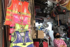 Hà Nội: Xử nghiêm cửa hàng găm, tăng giá áo phao cứu sinh Hà Nội: Xử nghiêm cửa hàng găm, tăng giá áo phao cứu sinh