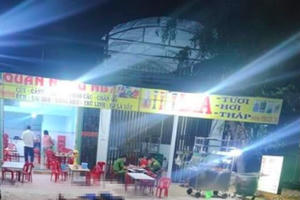 Người đàn ông đang ngồi trong quán nhậu bất ngờ bị nhóm người đâm gục tử vong tại chỗ