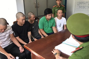 Khởi tố nhóm đối tượng đe dọa, đòi tiền bảo kê thu mua sầu riêng