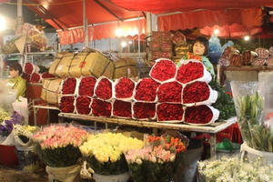 Nửa đêm, dân Thủ đô tấp nập đội mưa, kéo nhau đi mua hoa dịp 20/10