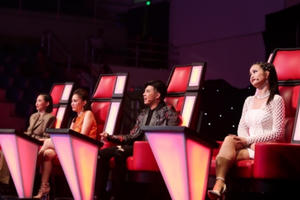 Cười nghiêng ngả khi 4 HLV "lạc trôi" Sơn Tùng M-TP theo phong cách ghế nóng The Voice