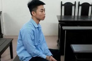 Đâm liên tiếp "mưa dao" vào đồng nghiệp, nhân viên quán ăn lĩnh án