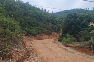 Nhóm người mở đường bên cạnh nhà người dân để lên núi khai thác đất trái phép