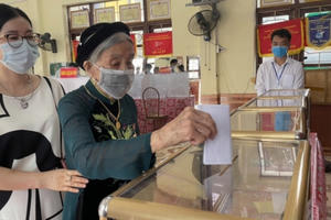 Tính đến 11h, tỉnh Quảng Ninh có 152 khu vực bỏ phiếu với 100% cử tri đi bầu cử Tính đến 11h, tỉnh Quảng Ninh có 152 khu vực bỏ phiếu với 100% cử tri đi bầu cử