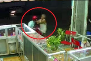 Clip: "Kẻ cướp gặp ông già", bị vật ngửa khi chưa kịp bỏ chạy