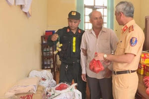 Đắk Lắk: Phát hiện xe khách vận chuyển hơn 100kg pháo lậu