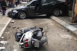 Clip: Nữ tài xế lùi xe Camry cán chết người đi xe máy ở Khương Trung, Hà Nội