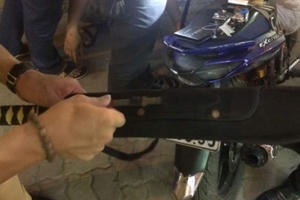 Hà Nội: Nam thanh niên "dắt đao" lượn phố bị tóm gọn