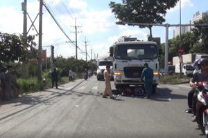 TPHCM: Xe bồn cuốn xe máy vào gầm, 2 người nguy kịch TPHCM: Xe bồn cuốn xe máy vào gầm, 2 người nguy kịch