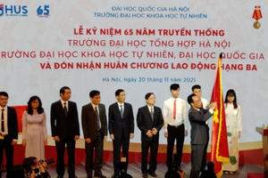 Trường Đại học Khoa học Tự nhiên đón nhận Huân chương Lao động hạng Ba