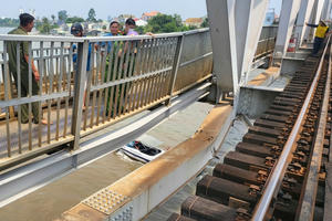 Xác định nguyên nhân ban đầu vụ tàu chở hàng va chạm cầu Ghềnh