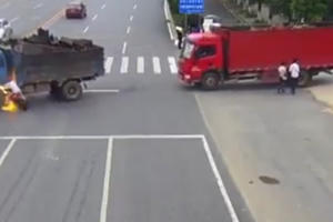 Clip: Xe máy va chạm trực diện với bình xăng xe tải gây cháy kinh hoàng