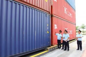 Slide - Điểm tin thị trường: Đề nghị tái xuất 256 xe BMW vô chủ ở cảng Cái Mép