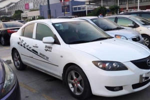 Bán gấp xe Mazda 3 số tự động màu trắng