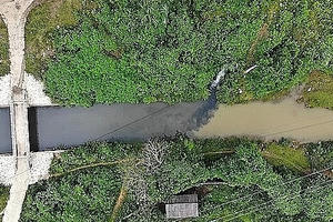 Ðằng sau việc đổ thải, đầu độc nguồn nước là gì?