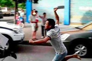 Bị phát hiện "sàm sỡ" bé gái 8 tuổi, gã đàn ông điên cuồng cầm dao chém nhiều người