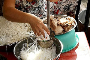 Tiêu dùng 72h: Bán đồ ăn không đeo găng tay bị phạt tiền triệu - Người dân đồng thuận