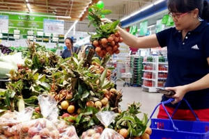 TP HCM:  "Giải cứu” hàng nghìn tấn vải thiều phía Bắc
