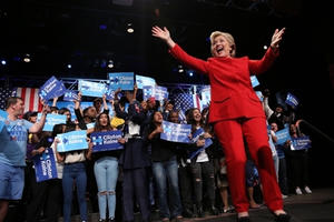 Bà Clinton tỏa sáng, làm nức lòng khán giả đêm tranh luận Bà Clinton tỏa sáng, làm nức lòng khán giả đêm tranh luận