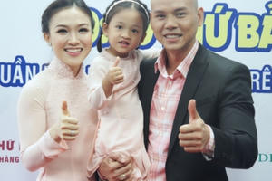 Bà xã Phan Đinh Tùng phá lệ cầm mic cùng chồng tại Sài Gòn Đêm Thứ 7