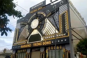 Bà Rịa - Vũng Tàu: Bất chấp lệnh cấm, karaoke Trống Đồng đón khách “bay lắc” thâu đêm.