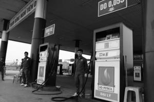 Tuýt còi quy định buộc gắn thiết bị in chứng từ tại cây xăng