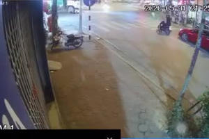 [Clip]: Va chạm với xe môi trường, một nữ sinh bị thương nặng