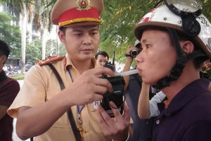 Bị CSGT yêu cầu thổi nồng độ cồn, "ma men" gọi điện cho vợ cầu cứu