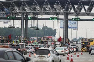 Tin kinh tế 7AM: Đề nghị tăng phí để "cứu" nhà đầu tư BOT; USD suy yếu, giá vàng vọt tăng trở lại