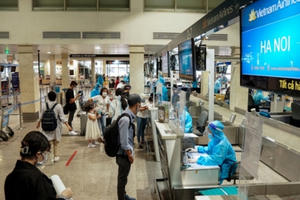 Giám sát chặt chẽ hành khách đi máy bay để ngăn biến chủng Omicron xâm nhập Giám sát chặt chẽ hành khách đi máy bay để ngăn biến chủng Omicron xâm nhập