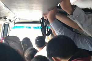 Tận dụng nghỉ lễ, nhà xe Thái Đăng Long nhồi nhét “thượng đế” qua mặt CSGT Hưng Yên Tận dụng nghỉ lễ, nhà xe Thái Đăng Long nhồi nhét “thượng đế” qua mặt CSGT Hưng Yên