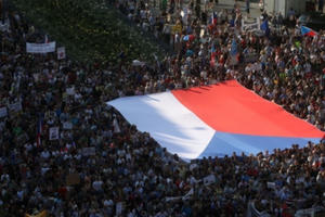 Hình ảnh quốc tế ấn tượng: Cuộc biểu tình lớn nhất trong nhiều thập kỉ ở Praha