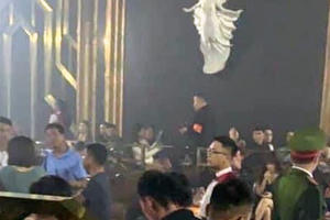 Hà Nội: 30 “nam thanh nữ tú” dương tính với ma túy trong quán bar Hey Club