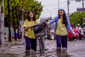Dân Sài Gòn bì bõm lội nước về nhà, sau cơn mưa đầu mùa