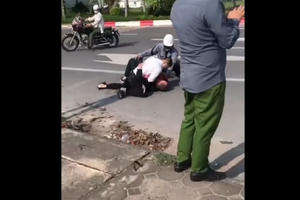 Kỷ luật công an đứng "vô cảm", mặc cho tài xế taxi vật lộn với tên cướp Kỷ luật công an đứng "vô cảm", mặc cho tài xế taxi vật lộn với tên cướp